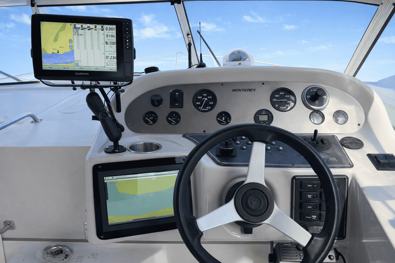 Boat cockpit with d3kOS helm display